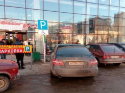 Паркуюсь как хочу: «Инвалид» на дорогой иномарке занял место около Городского рынка