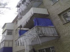 Огромная цепь из сосулек грозит обрушиться на прохожих в центре Ставрополя