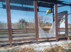 Ставропольчанин не дождался автобуса и разбил остановку