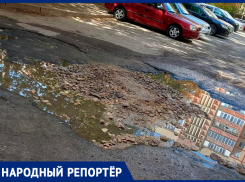 Глубокая яма в одном из дворов Ставрополя не ремонтируется вот уже три года