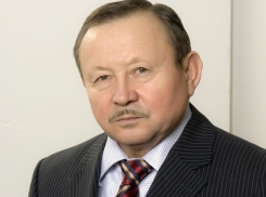 Ставропольский депутат «влетел» на «Лексусе» в стоящий на обочине трактор и сломал ногу под Минводами