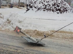 Светофор рухнул на дорогу на проспекте Кулакова в Ставрополе