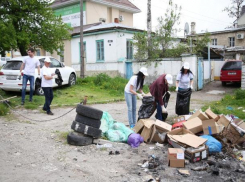 Работники Верхнего рынка и горожане убрали мусор с территории торговых рядов в Пятигорске