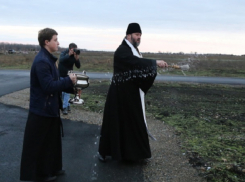 Новое Крестовоздвиженское кладбище освятили священники в Ставрополе 