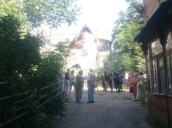 Соседи рухнувшей графской усадьбы в Ессентуках преграждали дорогу технике, опасаясь новых обвалов