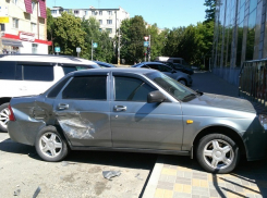«Истребитель Приор»: «БМВ» «смяла» легковушку и скрылась с места ДТП в Ставрополе 