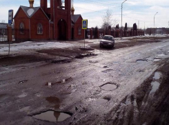 Разбитая дорога к храму расстроила жительницу Ставрополья