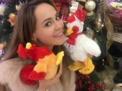 Модель из Пятигорска Анна Калашникова пожелала ставропольчанам мира и послала серию воздушных поцелуев