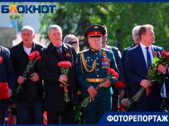 Праздник со слезами на глазах: в Ставрополе возложили цветы у мемориала «Огонь вечной славы»