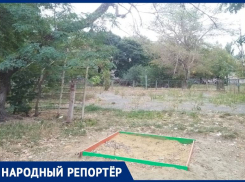  Заросшую сорняками детскую площадку жители Ставрополя просят отремонтировать