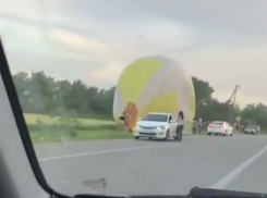 Загадочное приземление воздушного шара на трассу под Пятигорском переполошило водителей и попало на видео