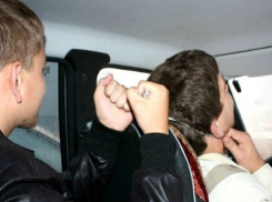 Двое мужчин жестоко избили и ограбили таксиста в Ставропольском крае