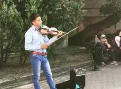 Уличный музыкант поразил отдыхающих своим исполнением песни Селин Дион в Кисловодске 