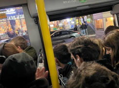 Забитые до отказа 46 автобусы в субботний вечер в Ставрополе показал урбанист 