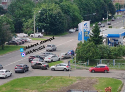 Бензин в Ставрополе собирает десятки машин на АЗС: что происходит утром 17 июня