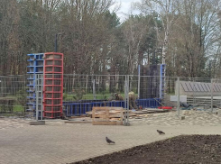 Панно с фотографиями защитников Родины начали устанавливать в сквере Ставрополя