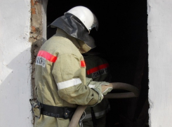 Таинственно вспыхнувший матрац в заброшенном доме привел к пожару на Ставрополье