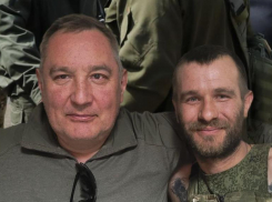 Экс-глава Роскосмоса Дмитрий Рогозин похвастался фото из зоны СВО со ставропольцем