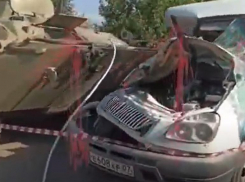 В сети появилось видео с места столкновения маршрутки и бронетранспортера на Ставрополье
