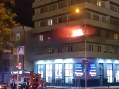 Ночной пожар вспыхнул в многоэтажке в центре Ставрополя