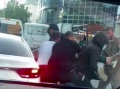 Мужчину силой затолкали в машину неизвестные в центре Ставрополя
