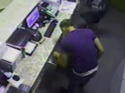 Опустошивший сейф в санатории на 300 тысяч рублей мужчина попал на видео в Железноводске