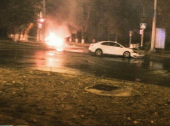 Автомобиль ВАЗ сгорел после столкновения с иномаркой в Ставрополе