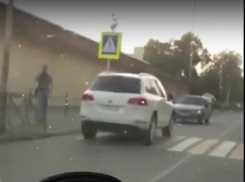 Автохам на белом внедорожнике припарковался на пешеходном переходе и ушел по делам в Ставропольском крае