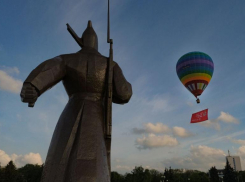 По небу Ставрополя пролетел воздушный шар со Знаменем Победы