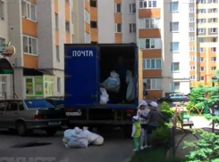 Начальство ставропольской почты пообещало наказать героев скандального видео со швырянием мешков с письмами на асфальт