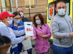 В Пятигорске волонтёры вручили подарки сотрудникам станции скорой помощи