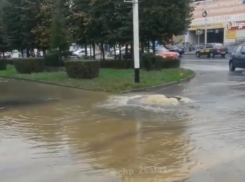 В Ставрополе канализационные воды затопили перекресток