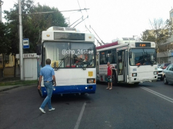 Огромная пробка образовалась после ДТП троллейбуса, маршрутки и «ПАЗика» в Ставрополе