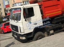 Мусоровоз застрял в огромной дыре на дороге в Ставрополе 