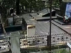 Аэробику устроили две девушки у Вечного огня в Железноводске 