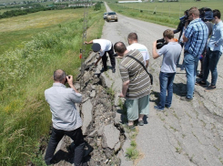Активисты ОНФ осмотрели самую «убитую» дорогу Ставрополья с 18-метровыми ямами