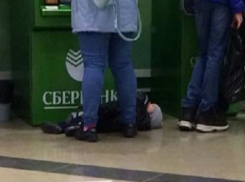 Женщина бросила маленького ребенка на полу перед банкоматом в Ставрополе