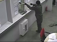 Мужчина в маске с топором ворвался в банк на Ставрополье