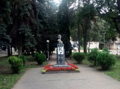 Вандалы испортили памятник революционерки Ксении Ге на Курортном бульваре в Кисловодске