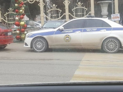 Паркуюсь как хочу: тонированный автомобиль сотрудника ГИБДД загородил пешеходный переход около полпредства в Пятигорске