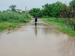 Пенсионеры и дети тонут в гигантских лужах, а по отчетам там асфальт, - жители Изобильного