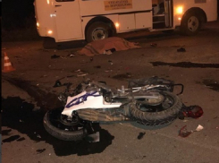 Несовершеннолетний мотоциклист и его пассажир разбились насмерть, влетев в ПАЗик