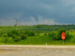 Пугающий смерч в нескольких километрах от краевой столицы разглядели ставропольцы