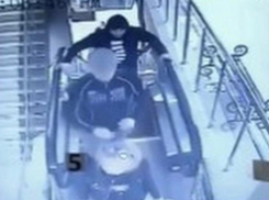 Обливших девушку клеем хулиганов разыскивают на Ставрополье