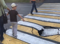 Огромная яма на пешеходном переходе возле мэрии в Ставрополе попала на видео