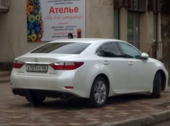 «Паркуюсь, как хочу»: автохам на белом «Лексусе» припарковался на тротуаре в Ставрополе