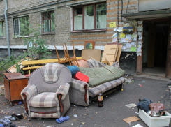 Амбалы выкинули пенсионера на улицу из собственного дома