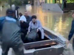 Невинномысск затопило настолько, что люди доплывали к домам на лодке