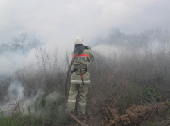 Пожар в поле добравлся до дома и перекинулся на грузовик в Ставропольском крае