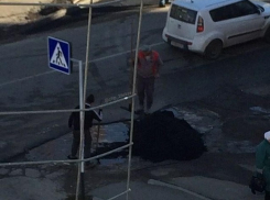 «Новые технологии» укладки асфальта в лужу продемонстрировали ставропольские дорожники